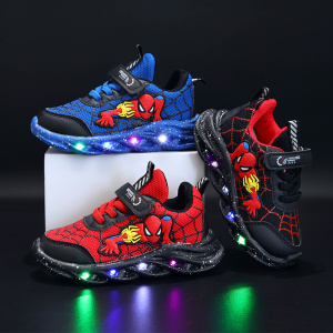 Zapatillas luminosas Spiderman en tres colores: rojo, negro y azul con luces y fondo negro