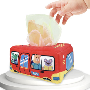 caja de pañuelos roja en forma de autobús con animales en su interior, en la que un bebé introduce pañuelos