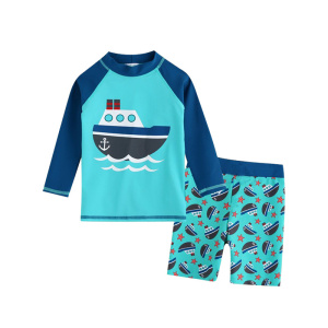 maillot para niños, azul, con un dibujo de un barco, compuesto por una camiseta de manga larga y un pantalón corto