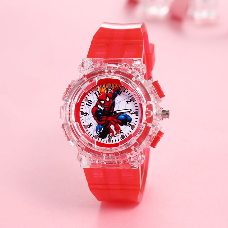 Colorido reloj rojo SpiderMan para chico, presentado cerrado y colocado en la correa derecha, sobre un soporte rosa