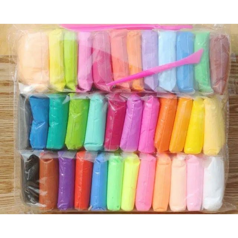 Arcilla polimérica de 36 colores para niños en una bolsa transparente sobre una mesa de madera