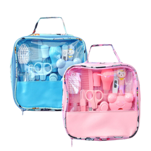 Una bolsa rosa y otra azul sobre fondo blanco, con accesorios de higiene para bebés en su interior
