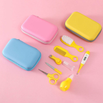 3 kits de cuidados en azul, rosa y amarillo con 8 artículos amarillos colocados en plano