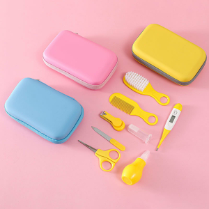 3 kits de cuidados en azul, rosa y amarillo con 8 artículos amarillos colocados en plano