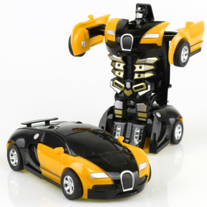 Coche amarillo y negro con el robot detrás sobre fondo blanco