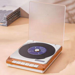Reproductor de CD rectangular en madera y blanco sobre un escritorio con la tapa abierta